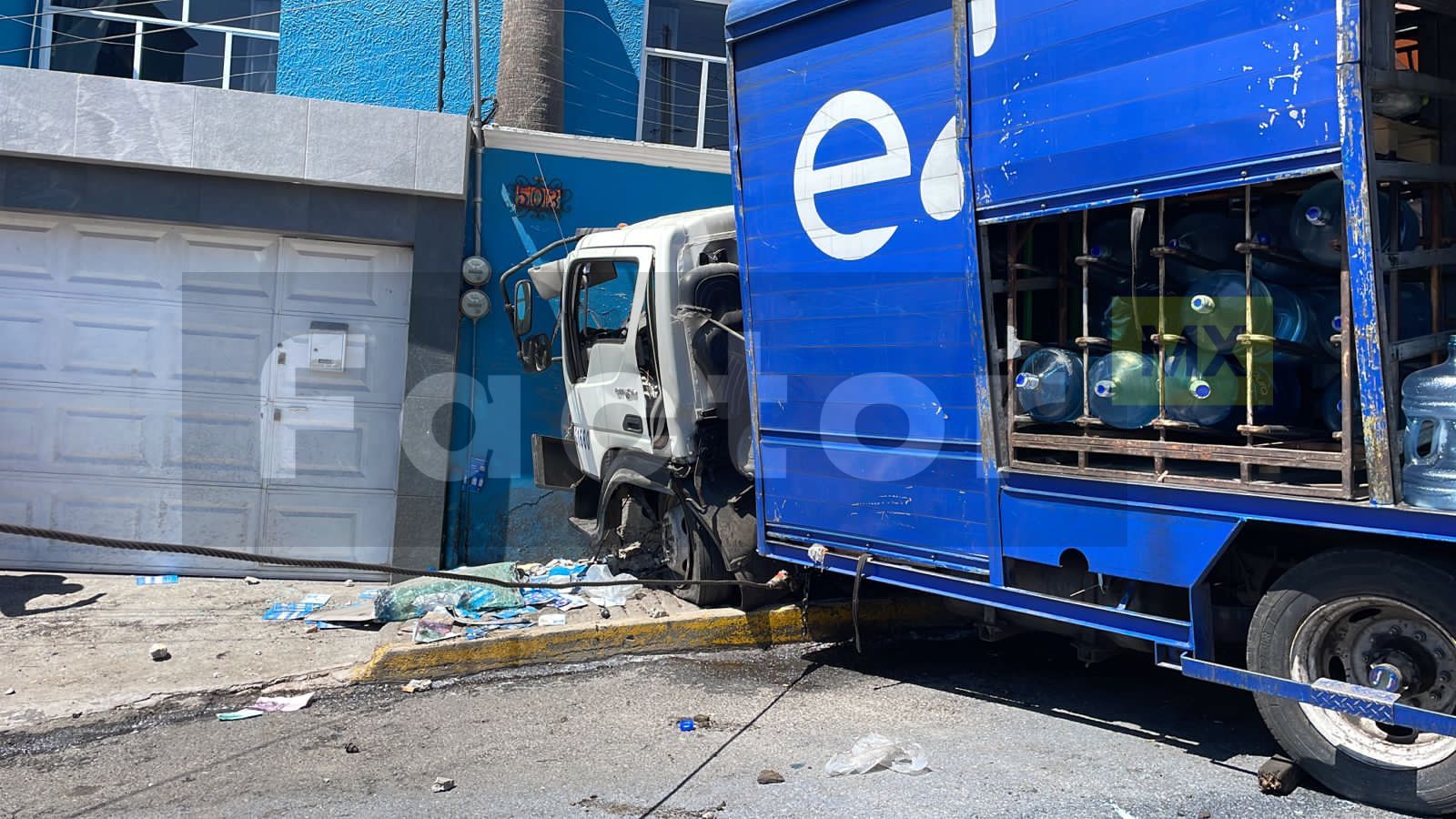 Camión se queda sin frenos e impacta una camioneta y 2 domicilios en Toluca