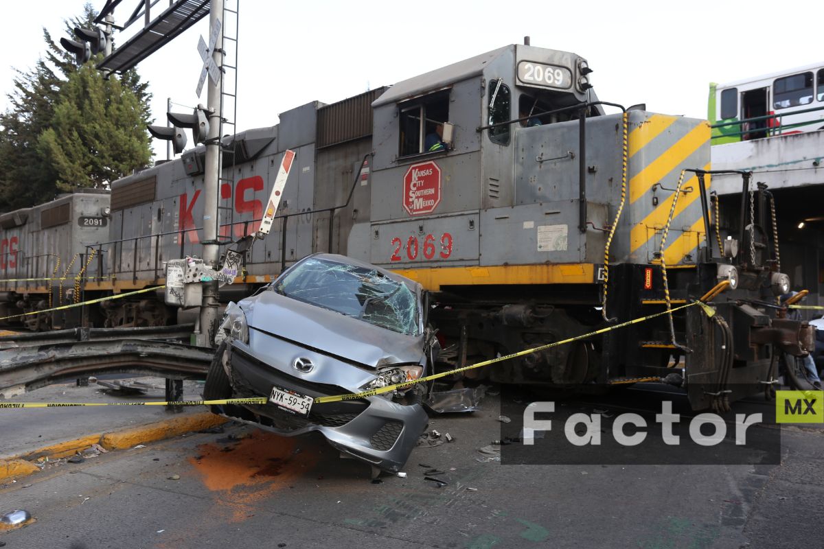 Tren impacta un vehículo en Paseo Tollocan; hay tres lesionados