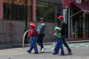Niños de todas las edades viven la euforia de Mario Bros. La película en las calles