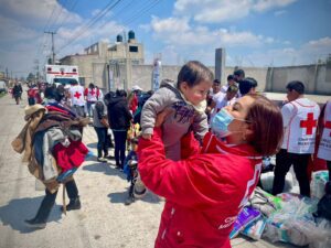 Dona la Cruz Roja ropa y atención médica en Toluca
