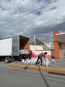 El PRI denuncia que Morena entrega despensas con ayuda de los ayuntamientos.