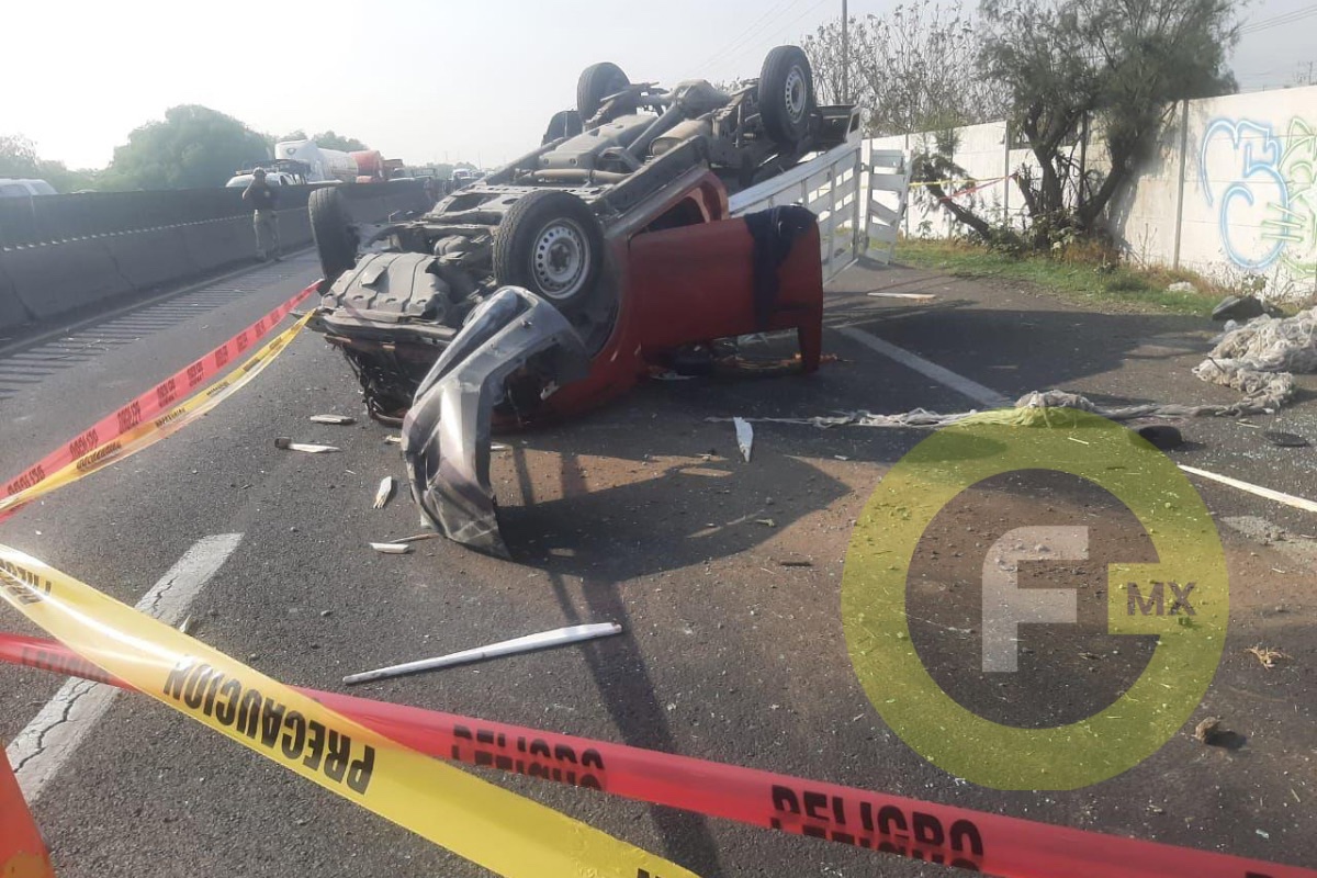 En el Circuito Exterior Mexiquense mueren cuatro tras volcadura