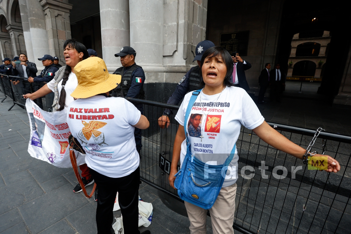 Se encadenan a Palacio de Gobierno para exigir libertad de injustamente presos