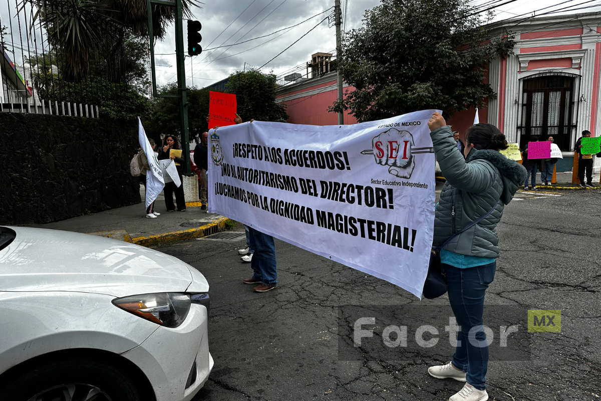 Protestan maestros en Toluca por acoso de directivos