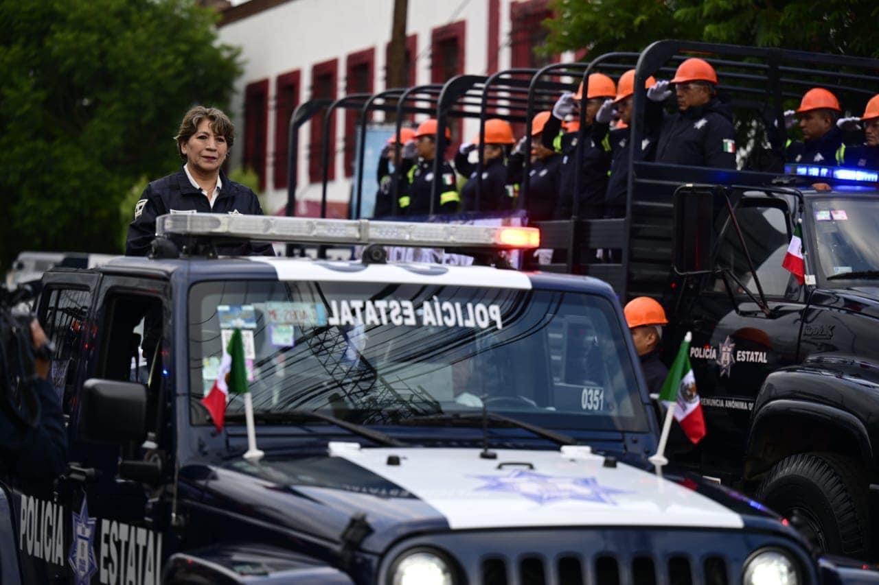 Delfina Gómez hace pase de revista a policías del Edomex
