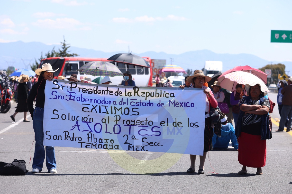 Bloqueo en la Toluca-Atlacomulco, por conflicto de agua en Temoaya
