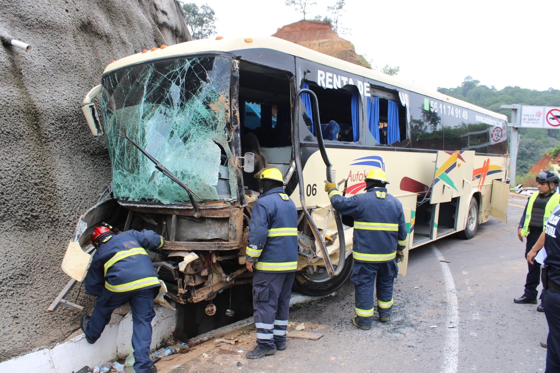 Autobús de turistas israelíes choca en la Toluca-Valle de Bravo