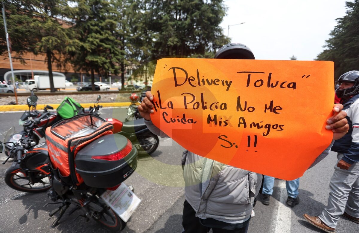 Repartidores bloquean Tollocan; denuncian aumento en asaltos