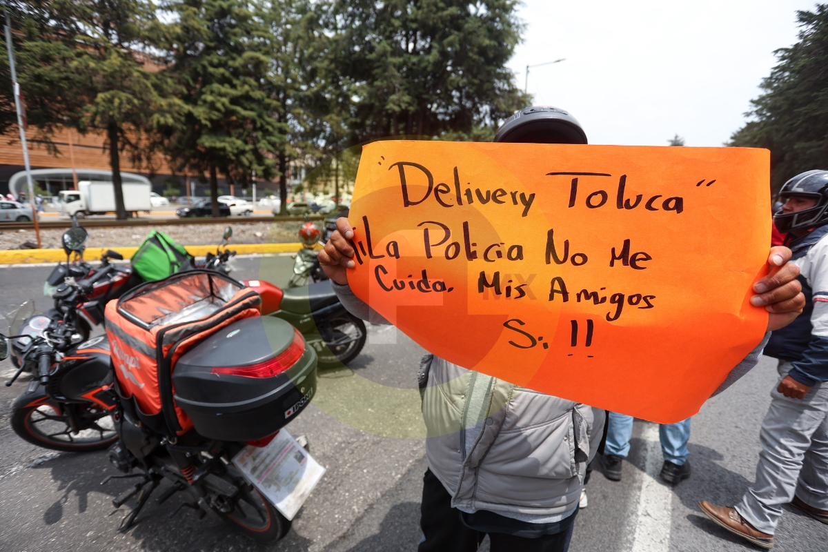 Repartidores bloquean Tollocan; denuncian aumento en asaltos