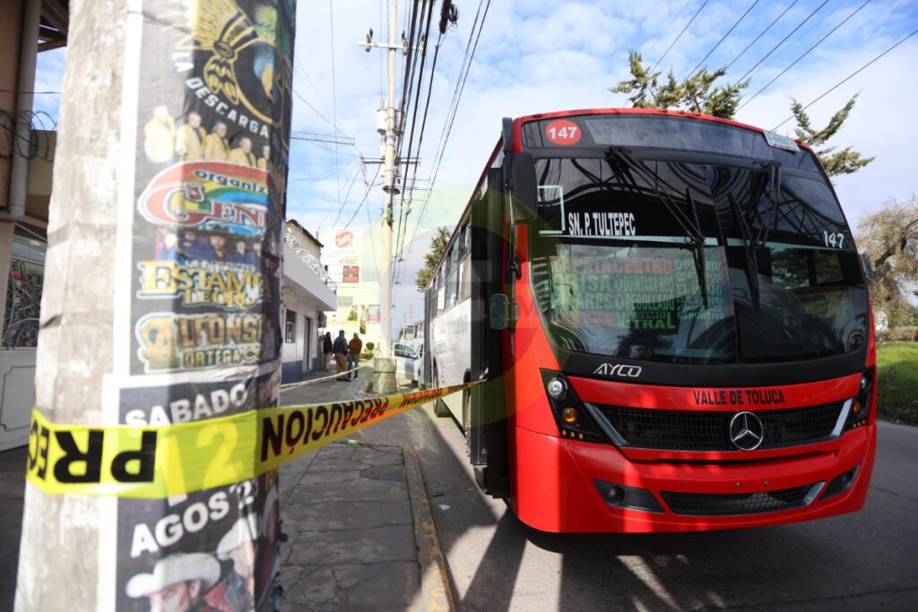 Pasajeros de un autobús sufren asalto a mano armada en Toluca