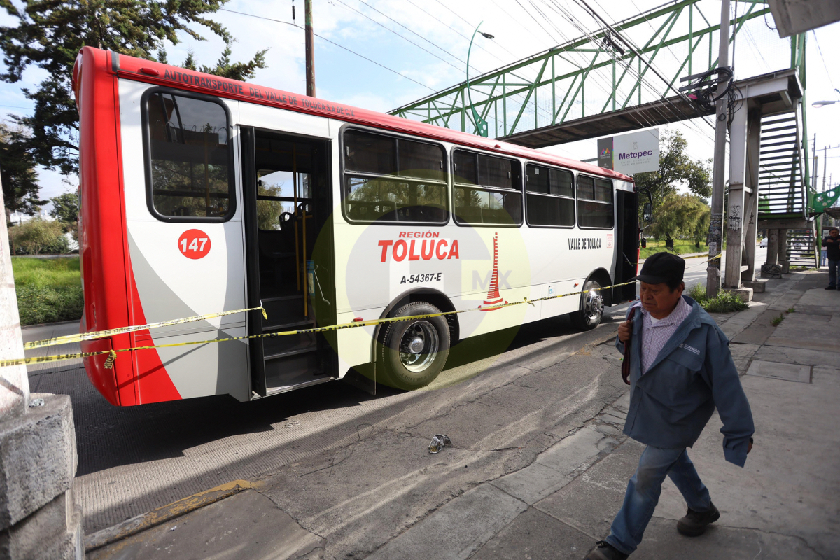 Asalto en autobús en Toluca, dos pasajeros baleados