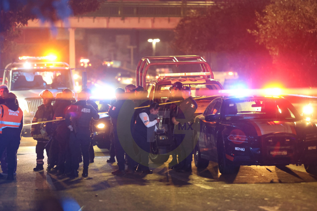 Policías custodian el lugar donde murió el motociclista en Toluca