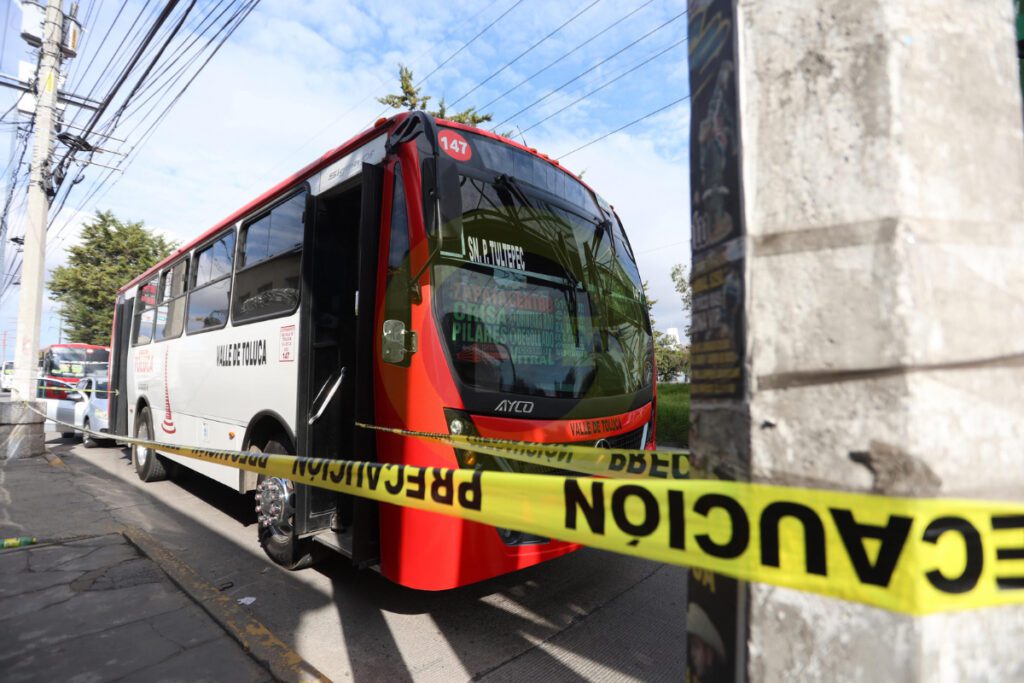 Autobús quedó acordonado en Paseo Tollocan tras asalto