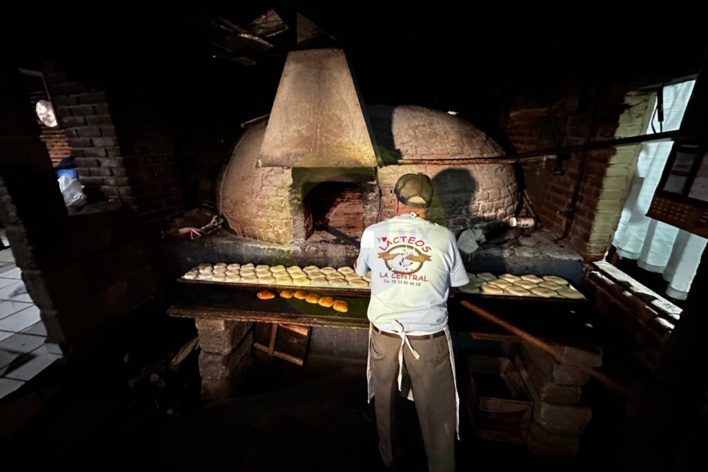 En Tecomatlán realizan pan artesanal en horno de barro
