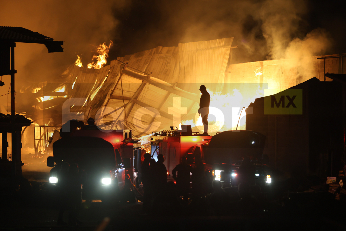 Incendio en la zona de cajas de la Central de Abasto de Toluca