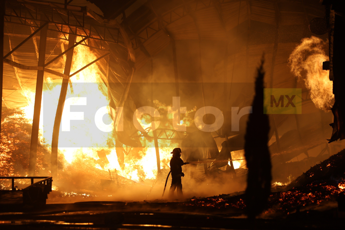 Incendio en la zona de cajas de la Central de Abasto de Toluca