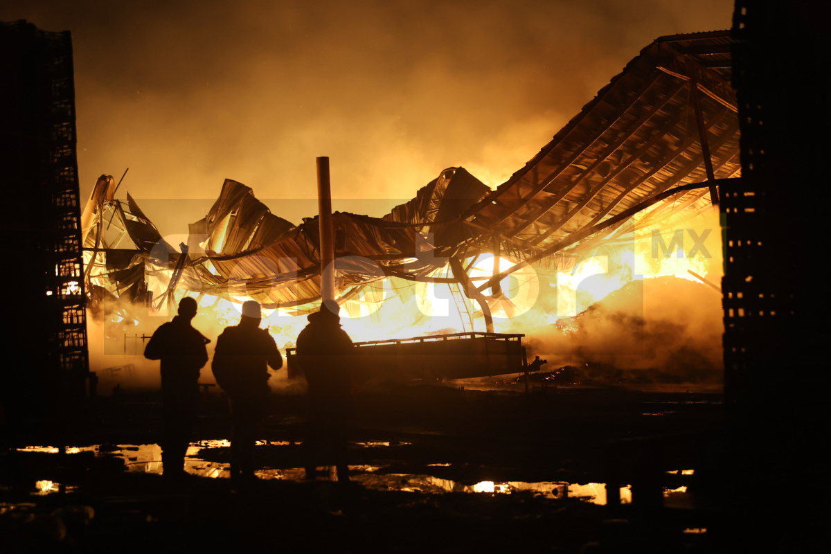 Incendio consume Zona de Cajas de la Central de Abasto de Toluca
