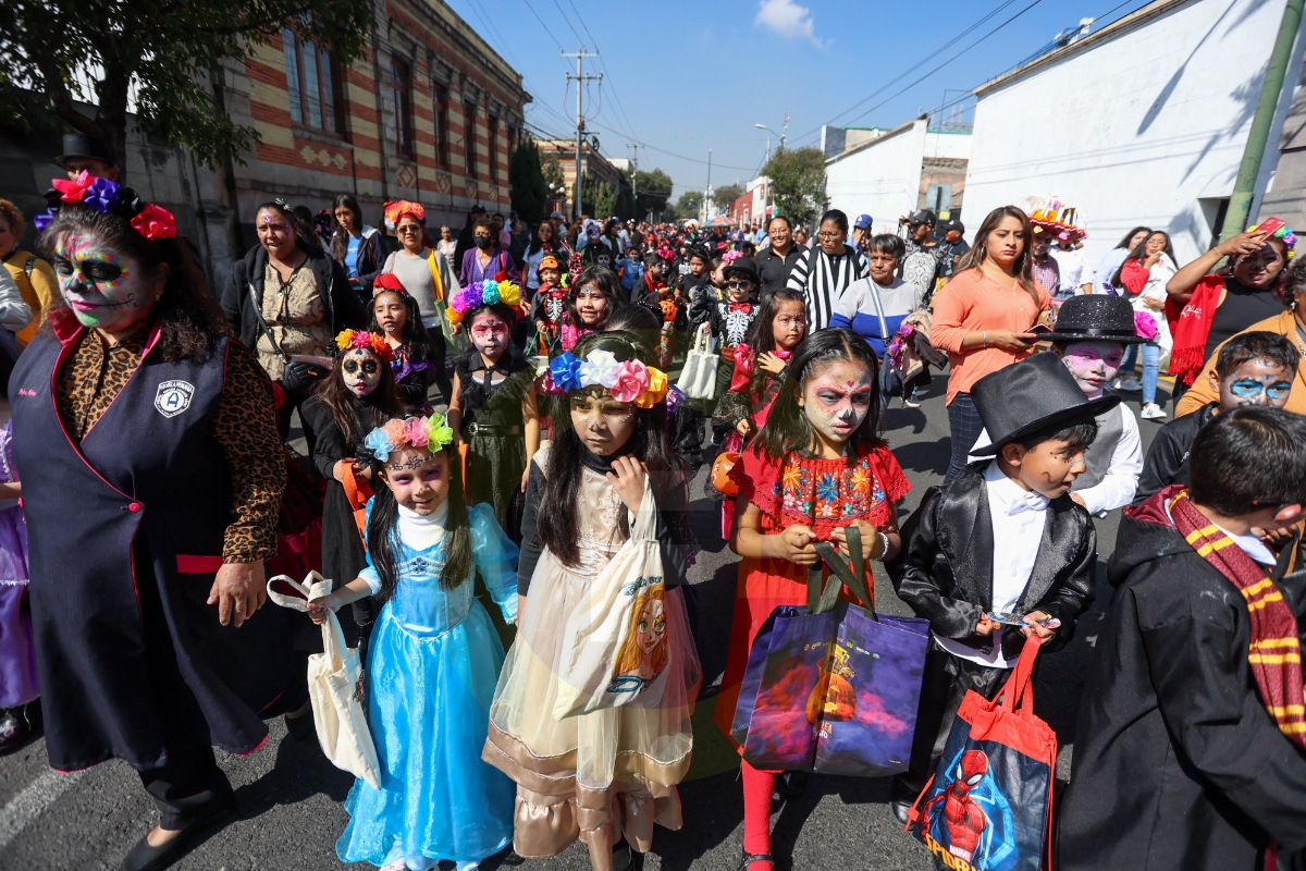 Con desfile de pequeños catrines, celebran Día de Muertos en Toluca