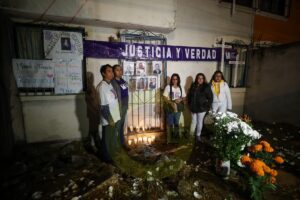 Familiares de víctimas del Feminicida serial de Toluca se reunieron en la casa donde fueron hallados los cuerpos.