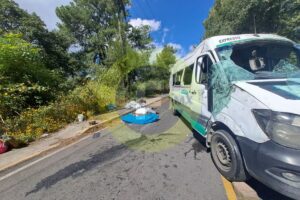 Volcadura de camioneta con peregrinos en la carretera a Chalma