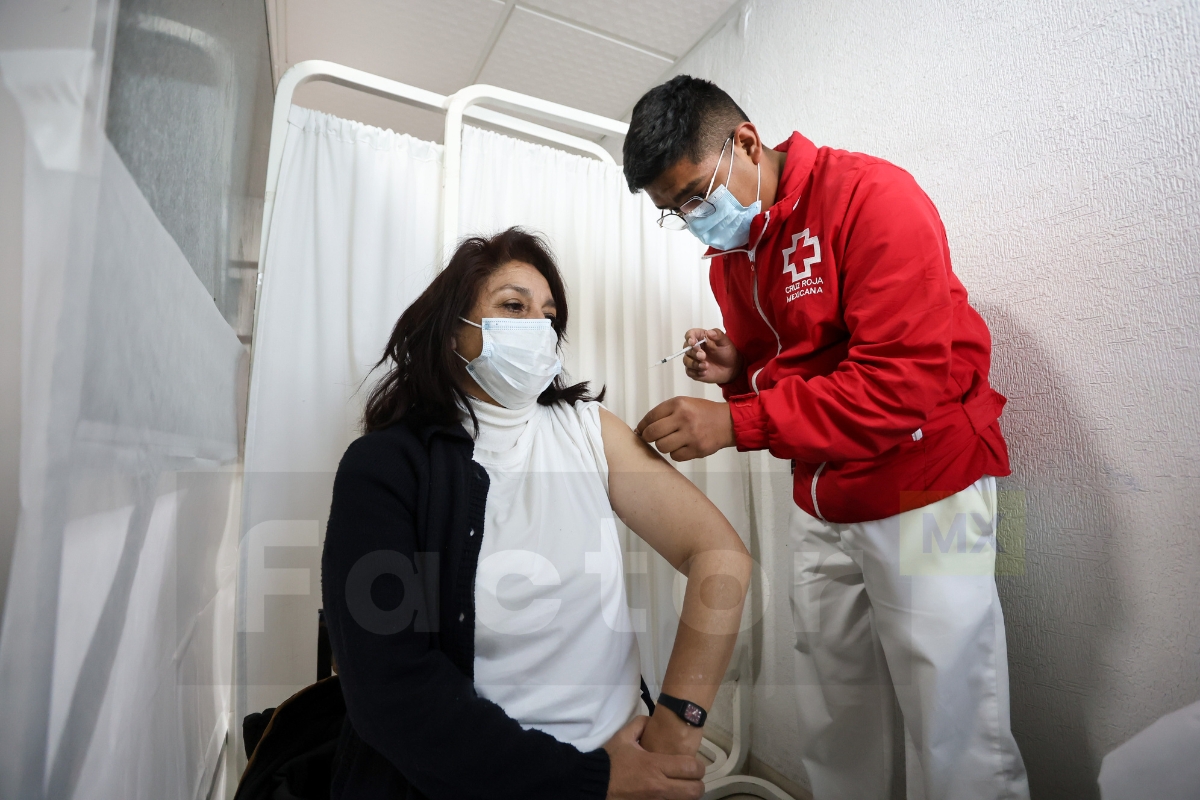 Vacunación contra Covid en Cruz Roja Toluca. Foto: Ramsés Mercado. Texto: Ximena García. 