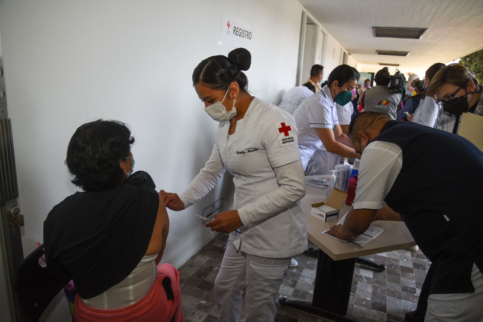 Personal de Cruz Roja durante jornada de vacunación. 