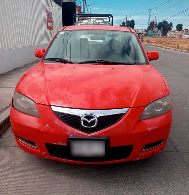 Auto en que viajaban los presuntos integrantes de La Familia Michoacana en Zinacantepec 