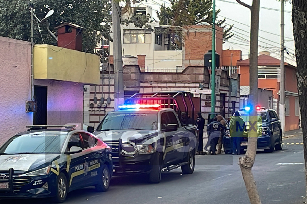 Policías estatales y municipales se enfrentan en Toluca; un muerto