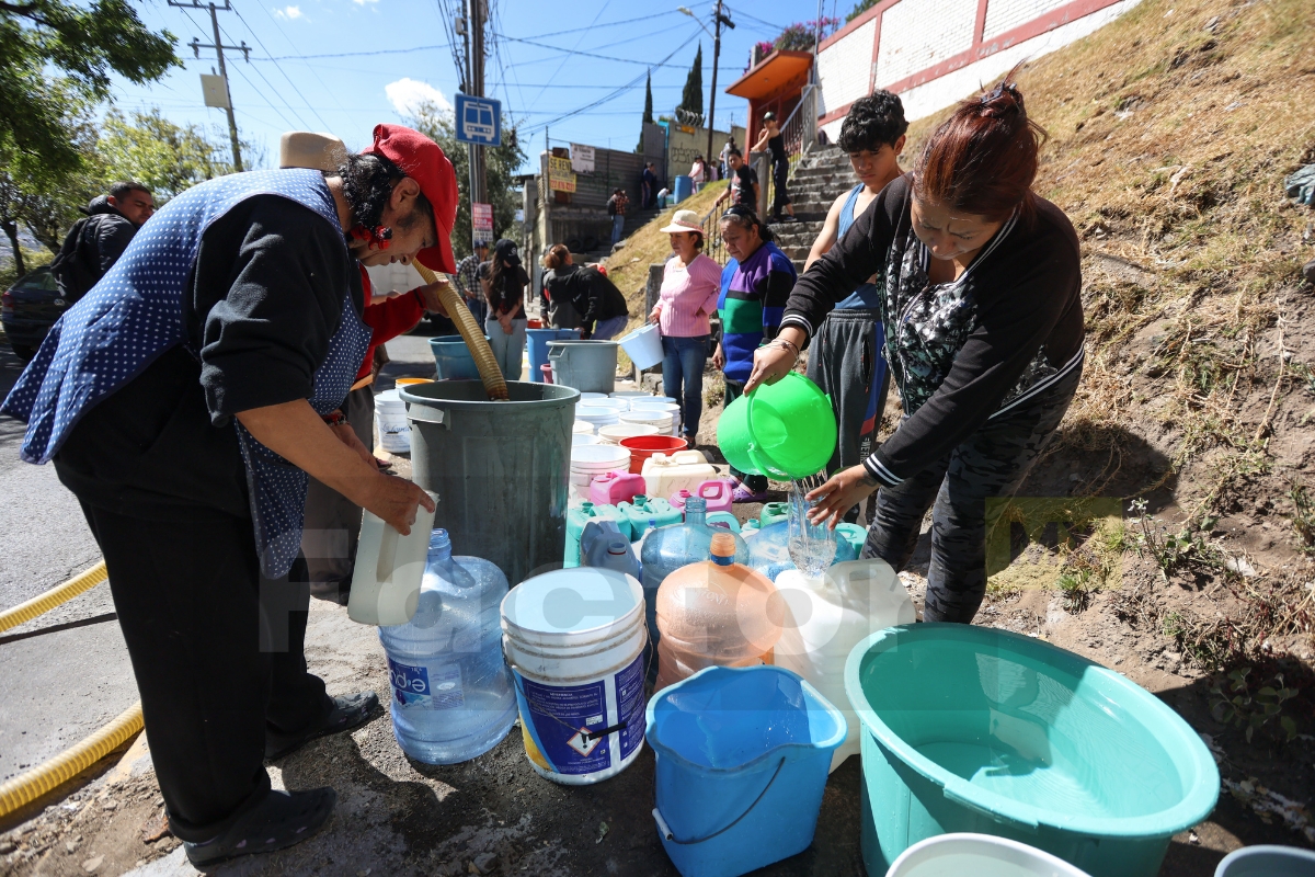 Con pipas intentan mitigar escasez de agua en Toluca