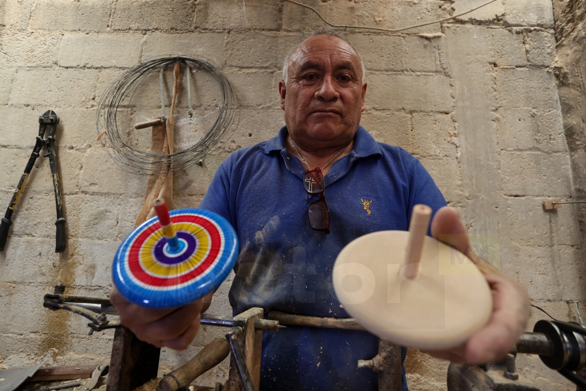 Víctor López, artesano de juguetes de madera. Texto: Ximena García. Fotos: Ramsés Mercado. 