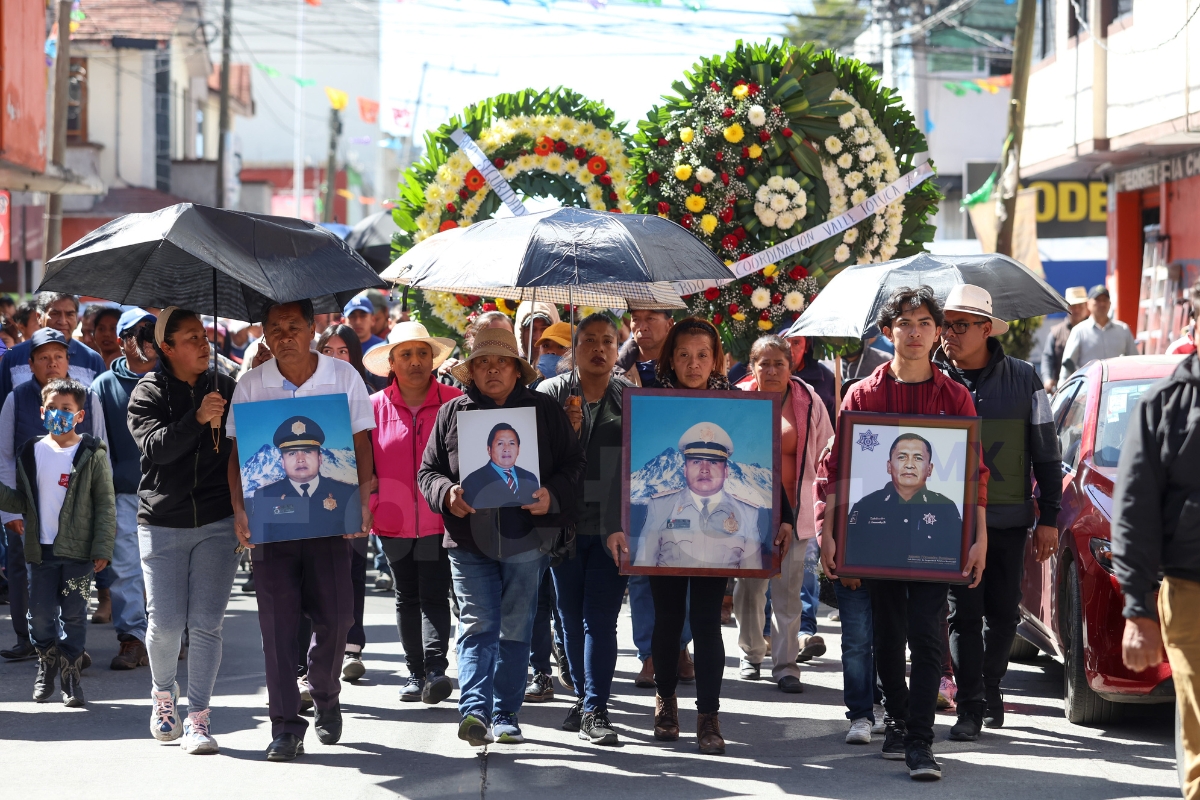 Cortejo fúnebre de la familia del subdirector de seguridad Antonio Fernández Domínguez Texto: Ximena García. Foto: Ramsés Mercado.