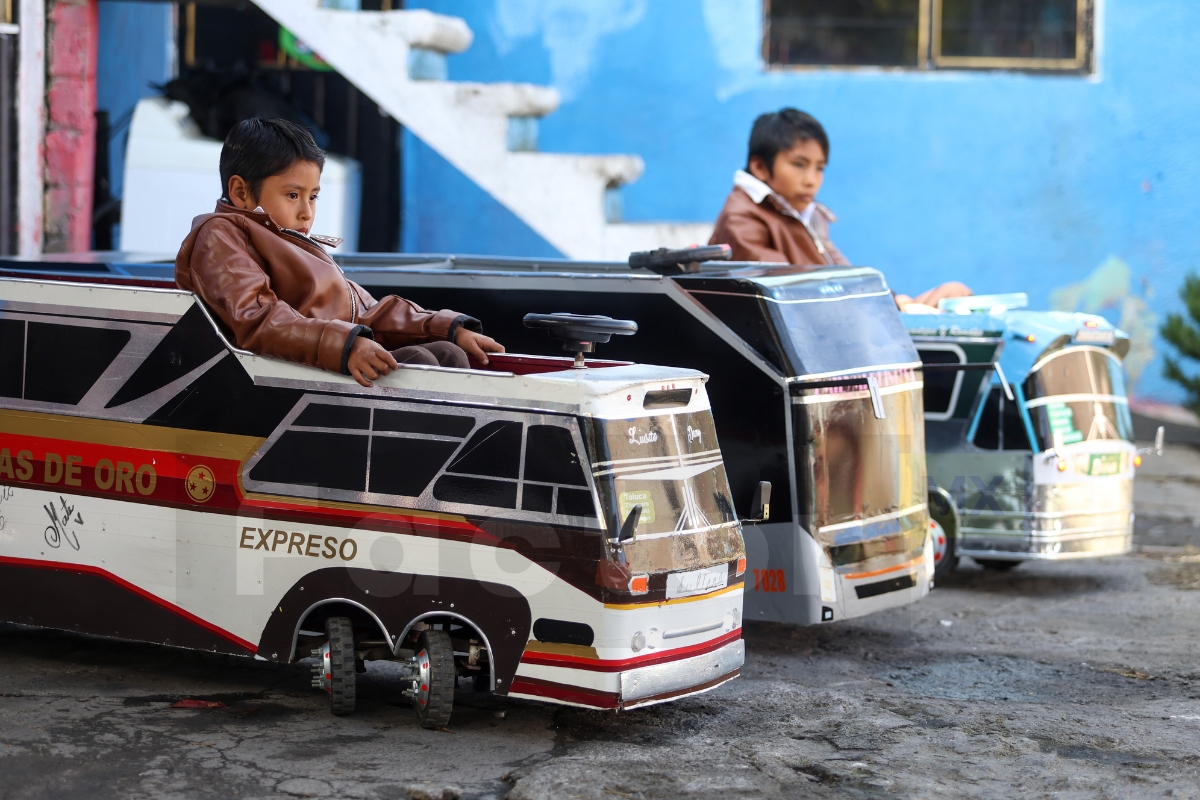 De Almoloya de Juárez para el mundo: Autobuses montables de juguete