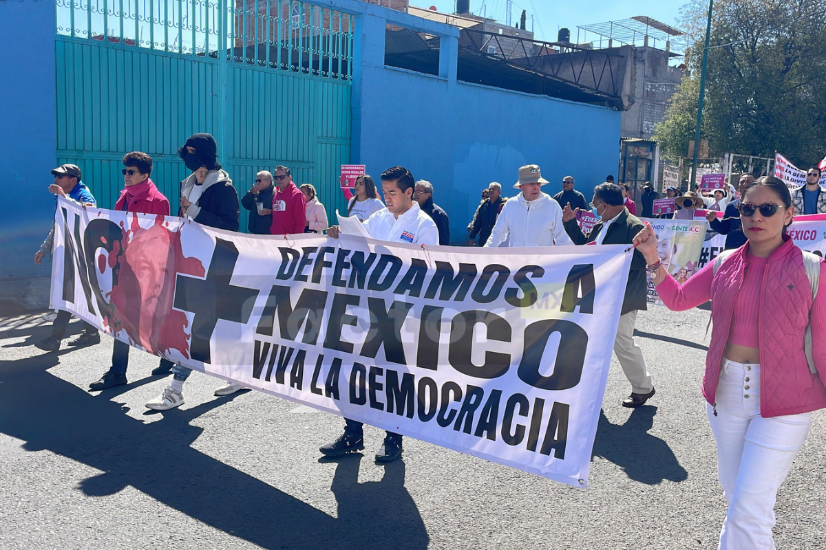 Más de mil 500 personas se sumaron a la Marcha por la Democracia en Toluca