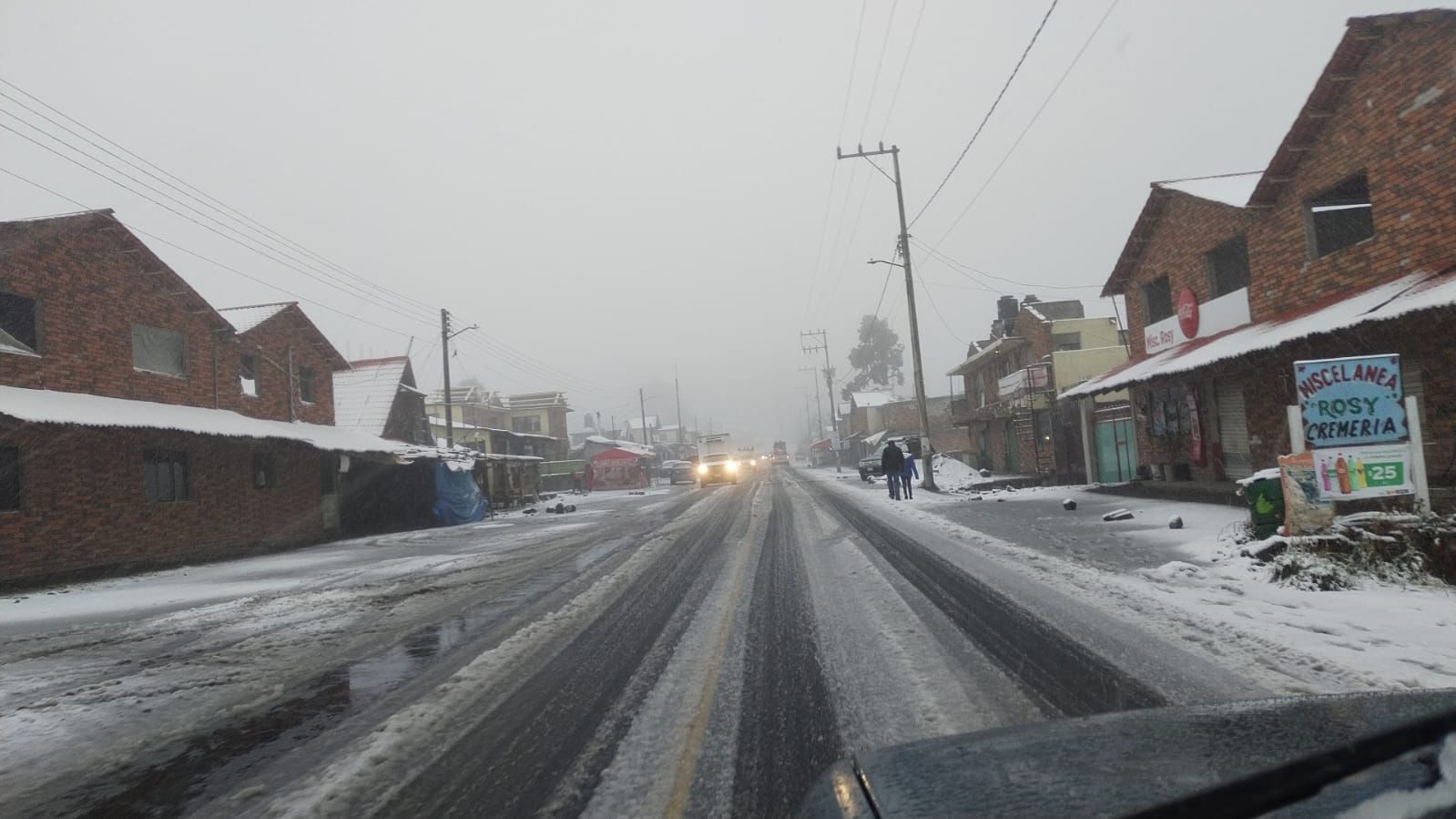 Nevada en zonas altas del Xinantécatl por frente frío 35. 