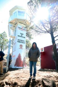 Nelly Rivera supervisa construcción de torre de vigilancia forestal en Temoaya