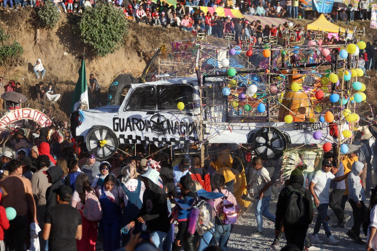 Con pirotecnia en el Carnaval de Huitzizilapan celebran al Señor del Trabajo