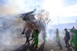 Con pirotecnia en el Carnaval de Huitzizilapan celebran al Señor del Trabajo