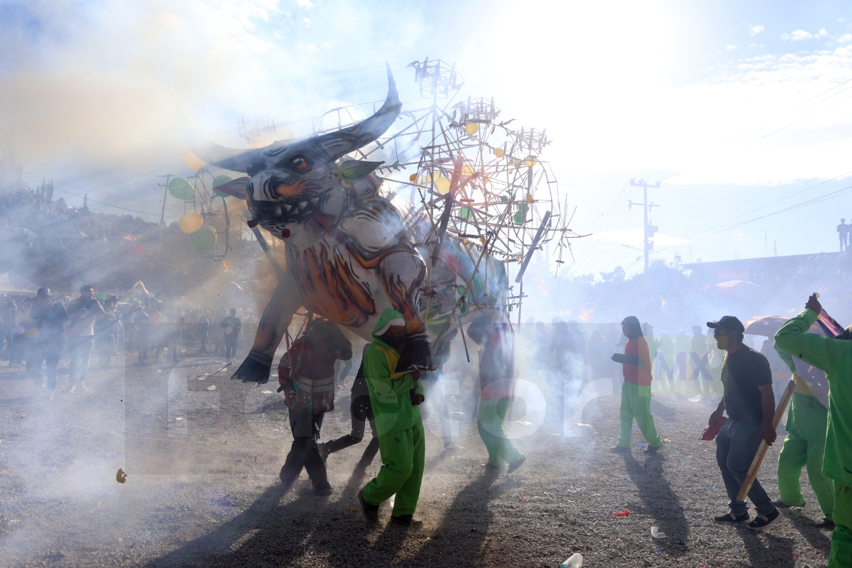 Pólvora y fe: El carnaval de Huitzizilapan estalla en creatividad
