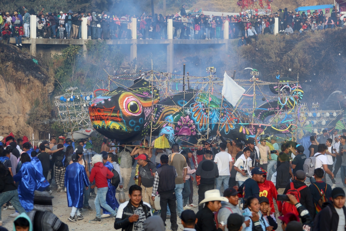 Con pirotecnia en el Carnaval de Huitzizilapan celebran al Señor del Trabajo