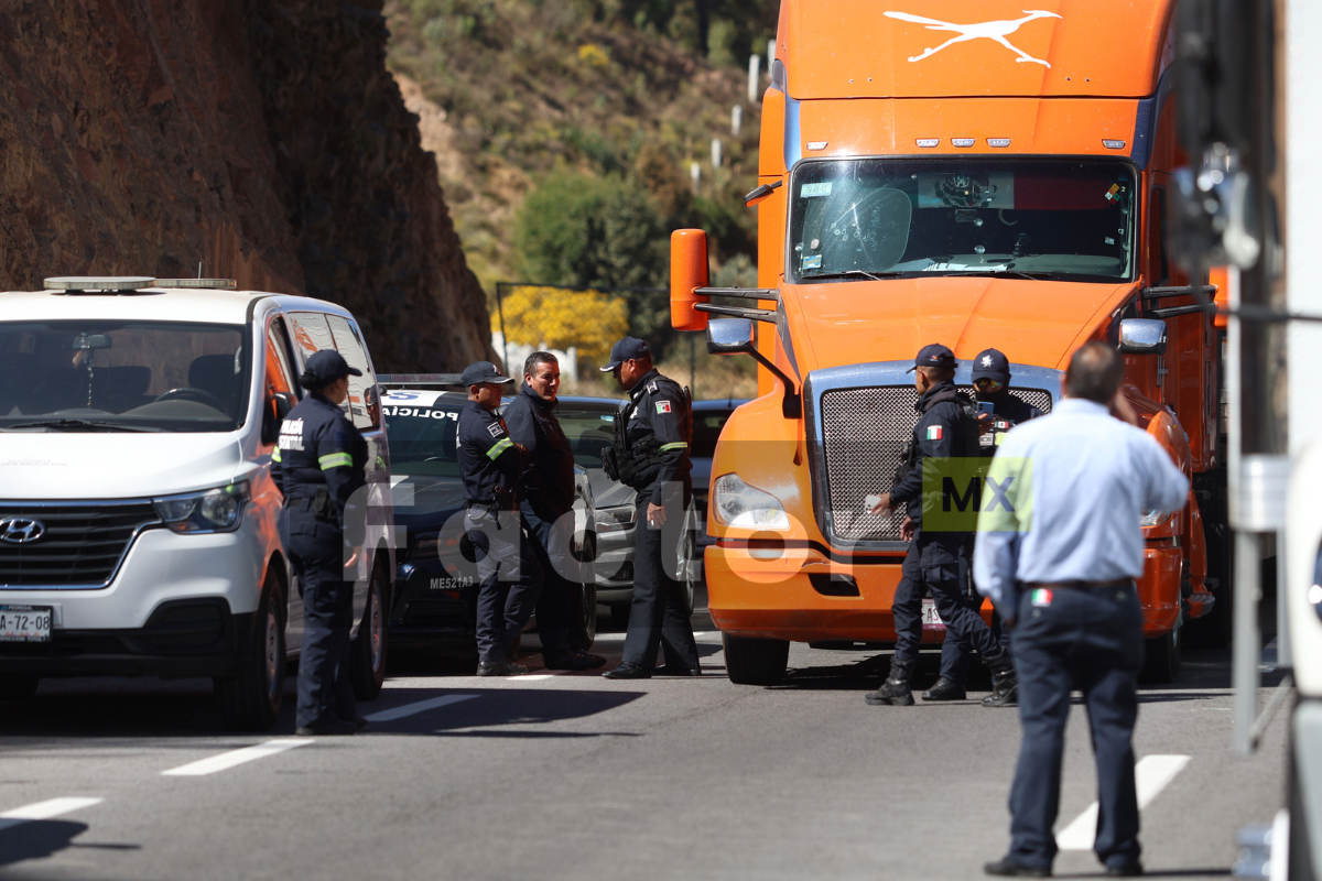 Con bloqueo en la Toluca-Naucalpan, protestan por falta de apoyo contra incendios en Lerma