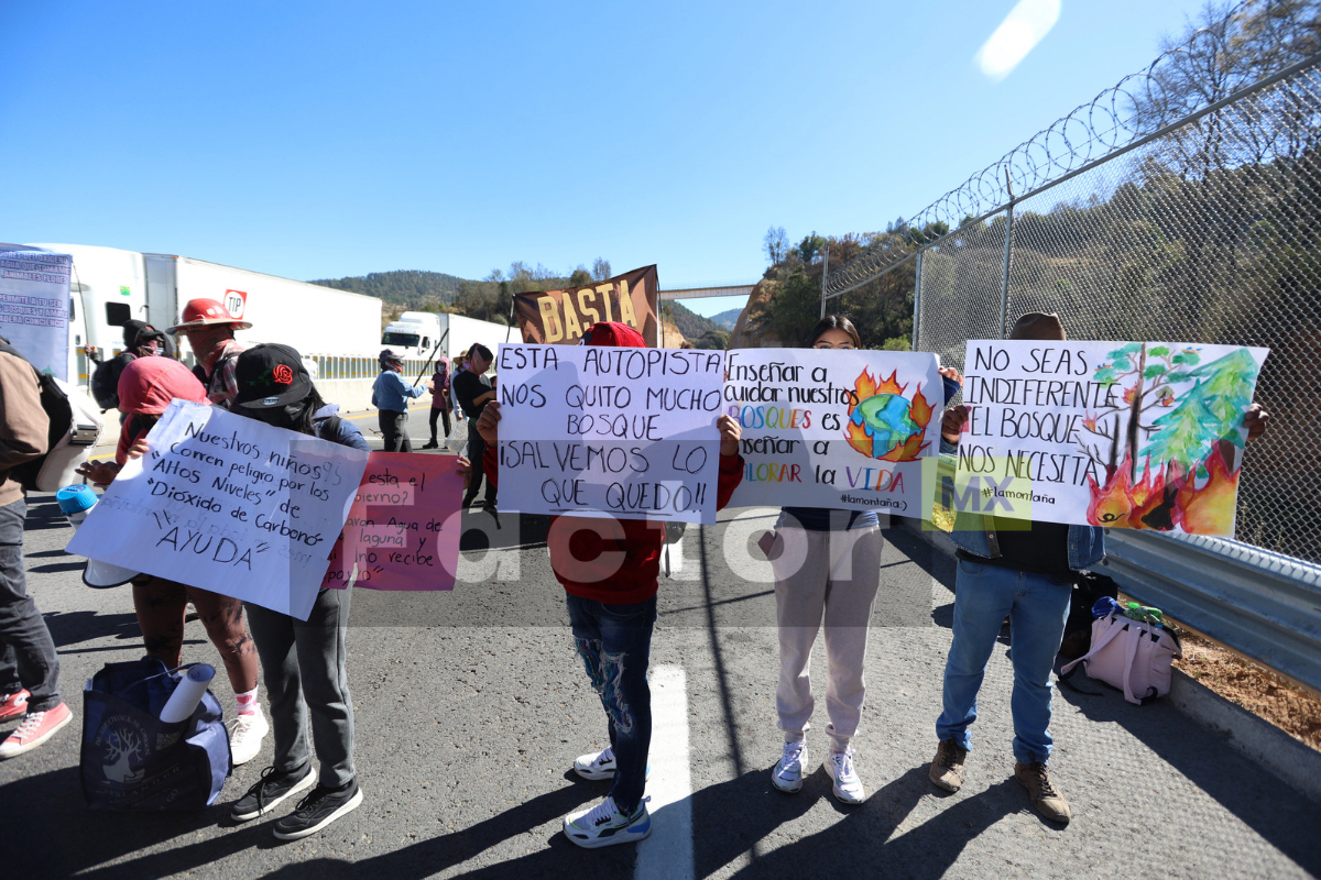 Con bloqueo en la Toluca-Naucalpan, protestan por falta de apoyo contra incendios en Lerma