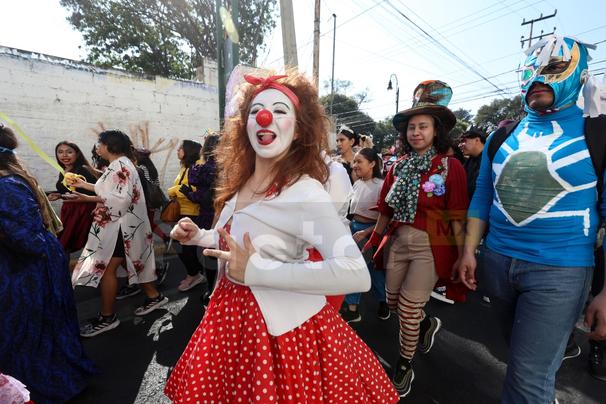 Con desfile y batucada, celebran el Día Mundial del Teatro en Toluca