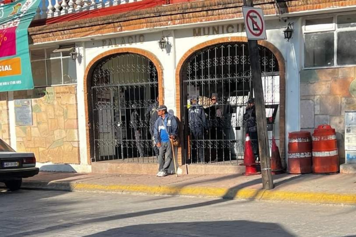 Policías de Texcaltitlán se van a paro por falta de pago y equipo