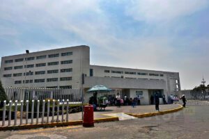 Trabajan bajo protesta en el Centro Médico ISSEMyM