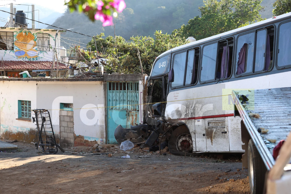 Tres muertos y 30 heridos en choque en Malinalco