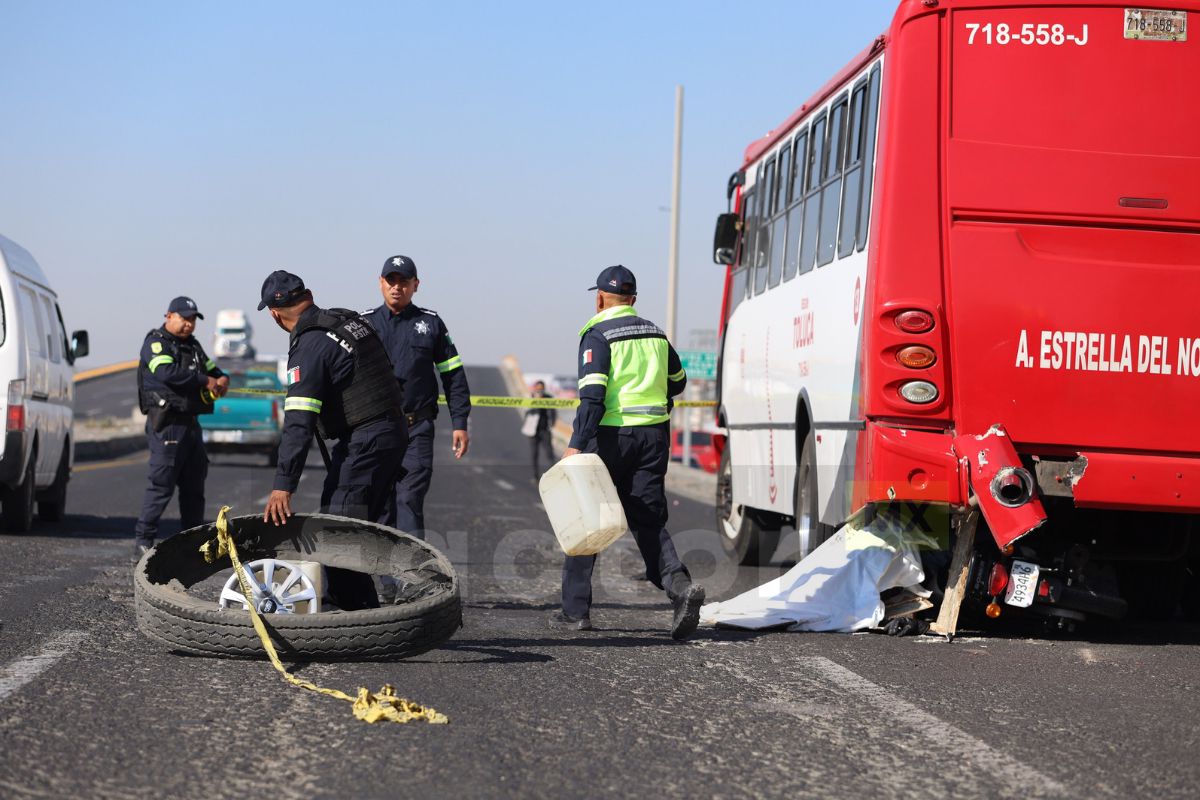 Choca motociclista en la Toluca-Naucalpan contra autobús