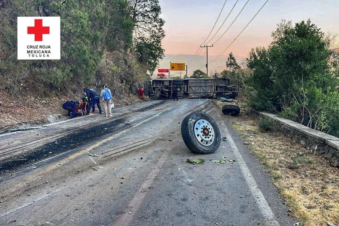 Camionazo en Malinalco, 14 peregrinos Muertos