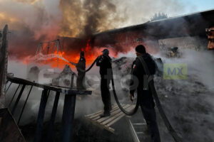 Incendio en Tenango: Llamas consumen recicladora