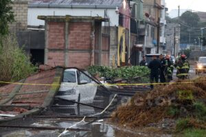 Tornado en Toluca provoca caída de una barda