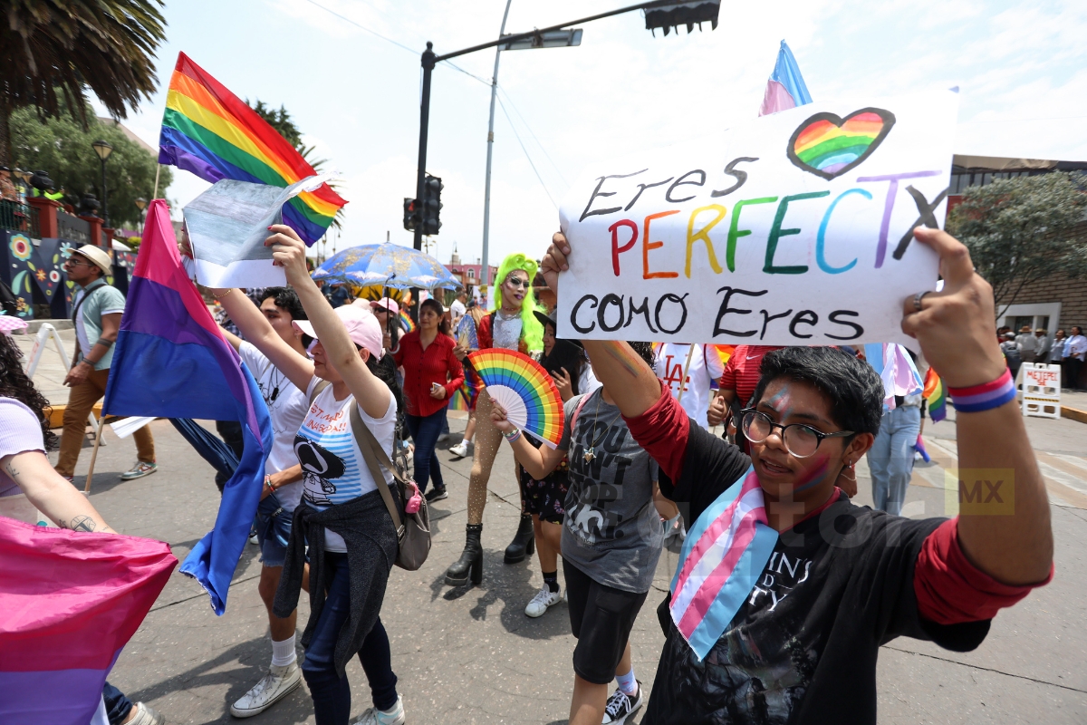 Marcha del Orgullo llena de color las calles de Metepec